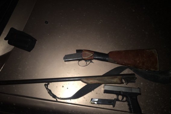 У Мукачеві зупинили автомобіль за порушення ПДР і знайшли в машині зброю та набої – 05