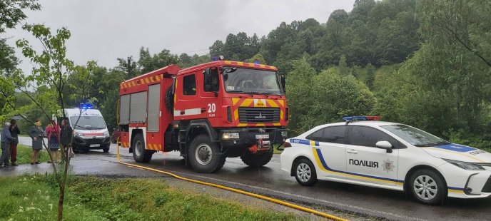 Водійка загинула, жінка та двоє дівчат — у важкому стані: жахлива ДТП на Закарпатті – 02 На місці аварії працювали екстрені служби