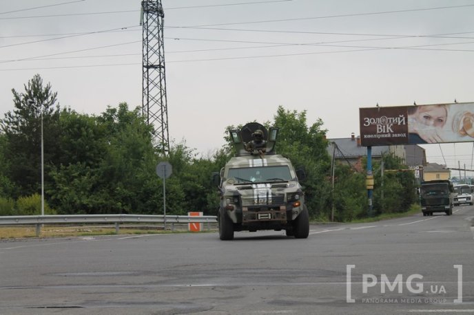 У бік Ужгорода знову рушила колона військової техніки – 03