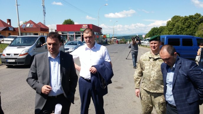 Голова облради Михайло Рівіс домовився з власниками іноземних авто про розблокування КПП «Ужгород» – 01 Голова облради Михайло Рівіс домовився з власниками іноземних авто про розблокування КПП «Ужгород» – 01