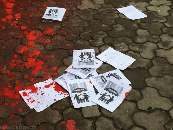 В центрі Ужгорода кількох жінок невідомі облили фарбою – 03