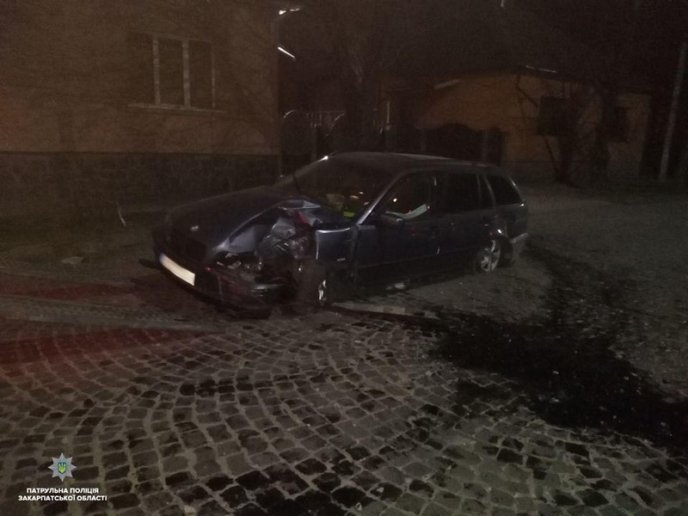 Аварія у Мукачеві: автівка врізалася в дерево – 01