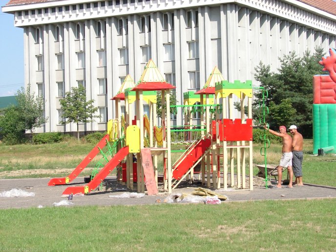 В Хусті з’явився новий дитячий майданчик – 01