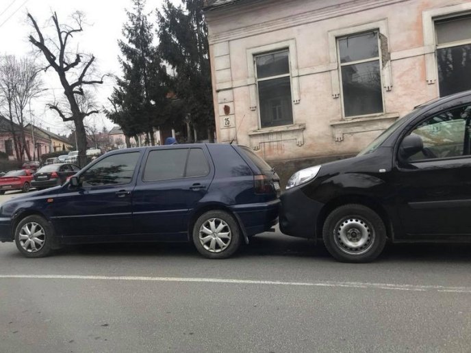 В Ужгороді зіткнулися три машини, – соцмережі – 02