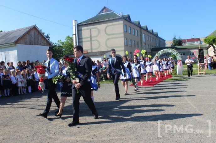 У Мукачівській ЗОШ №11 урочисто відзначили свято останнього дзвоника – 14 У Мукачівській ЗОШ №11 урочисто відзначили свято останнього дзвоника – 14