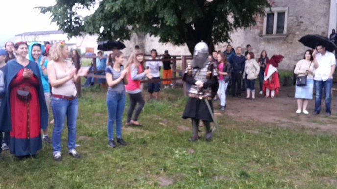 На фестивалі "Срібний татош" хлопець у лицарському обладунку освідчився дівчині у коханні (ФОТО) – 06