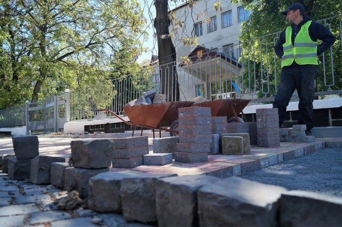 У Мукачеві облаштовують нові тротуари – 02