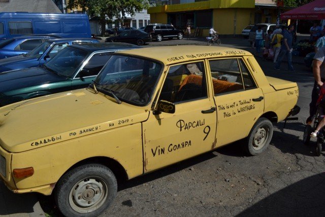 На вулицях Ужгорода виявили "веселий" автомобіль – 03