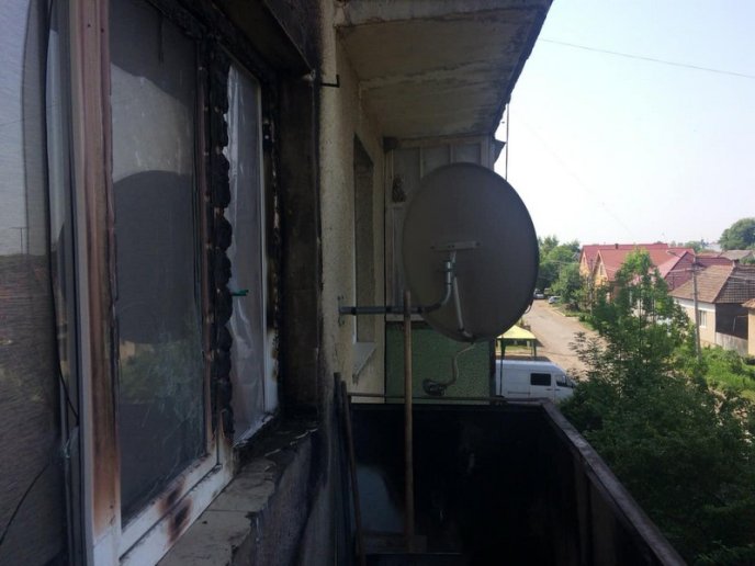 5 людей вивели з сусідніх квартир: рятувальники розповіли подробиці пожежі у Мукачеві – 02 5 людей вивели з сусідніх квартир: рятувальники розповіли подробиці пожежі у Мукачеві – 02