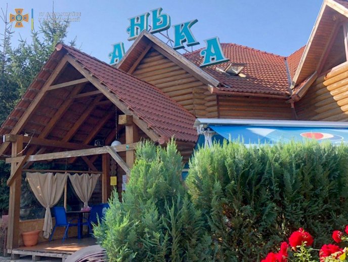 У Мукачеві в мікрорайоні Росвигово горіла лазня: рятувальники показали фото – 04