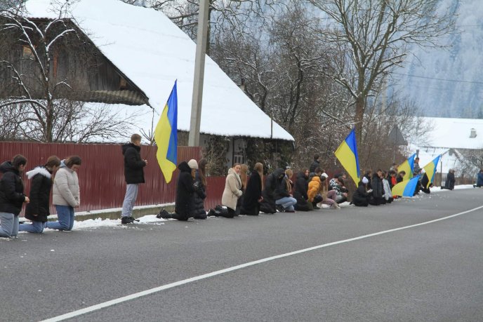 Продовжують воювати брат і батько: одна з громад Закарпаття попрощалася із Героєм – 03