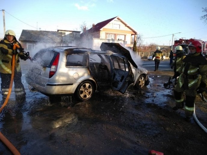 Сьогодні на Ужгородщині горіло авто "Форд Мондео" – 01 Сьогодні на Ужгородщині горіло авто "Форд Мондео" – 01
