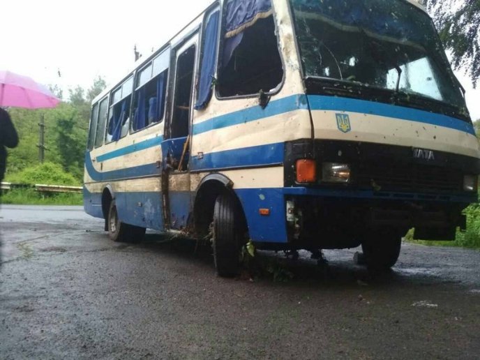 На Закарпатті автобус потрапив у ДТП. Постраждало двоє молодих людей – 03