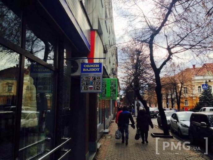 У Мукачеві долар продають вже по 27 гривень, євро – більше тридцяти – 02