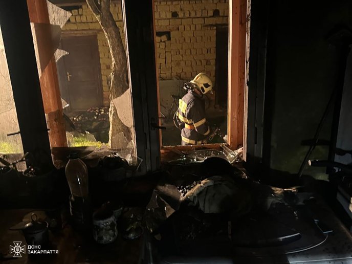 Небайдужі сусіди врятували чоловіка з палаючого будинку – 01 Пожежа у селі Тур’ї Ремети