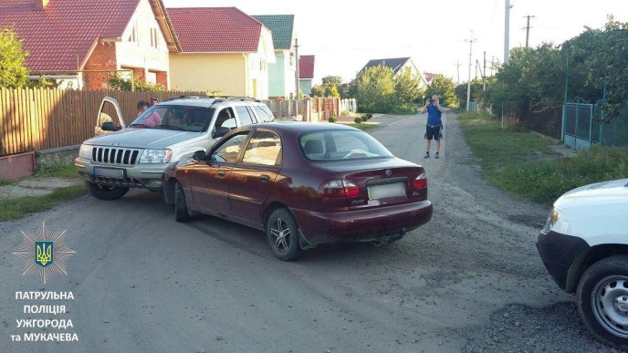 В Ужгороді п’яний водій тікав на своєму авто від поліції, але врізався у джип – 01