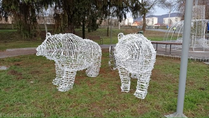 В одному з парків Мукачева встановлюють новорічні ілюмінації – 05