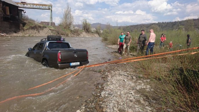 Чоловік через безглузду витівку втопив у річці автомобіль, у салоні якого була його дитина – 02 Чоловік через безглузду витівку втопив у річці автомобіль, у салоні якого була його дитина – 02