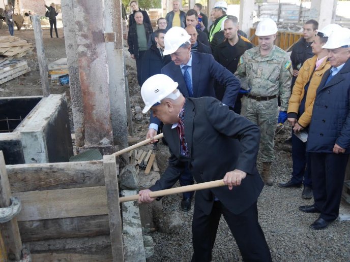 Під фундамент майбутнього реабілітаційного центру в Ужгороді заклали "капсулу часу" – 01