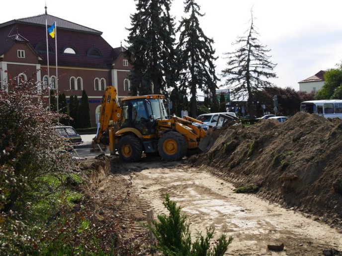 Площу біля ужгородського залізничного вокзалу реконструюють у кілька етапів – 04