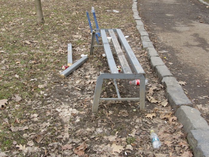 Сквер імені Андрія Кузьменка у Мукачеві: купа пляшок, бруд, поламані лавиці та викрадені смітники – 14