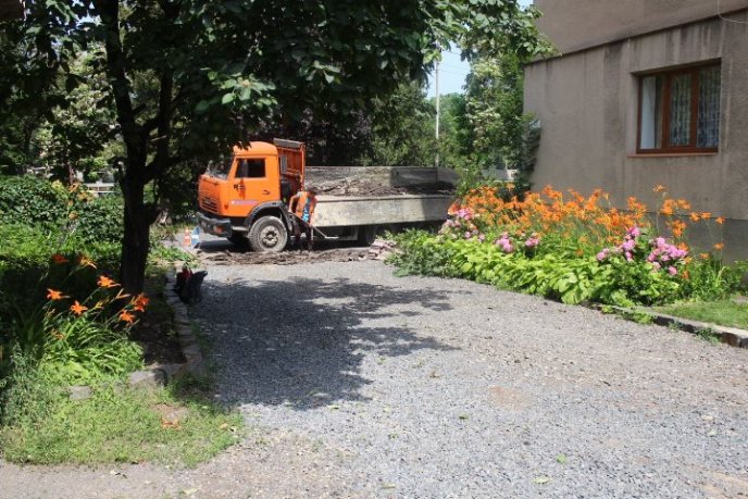 На вулиці Парканія у Мукачеві ремонтують тротуар – 07