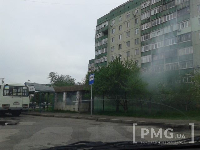 У мікрорайоні Росвигово в Мукачеві горить будівля біля кінцевої зупинки на Митрополита Володимира – 01 У мікрорайоні Росвигово в Мукачеві горить будівля біля кінцевої зупинки на Митрополита Володимира – 01
