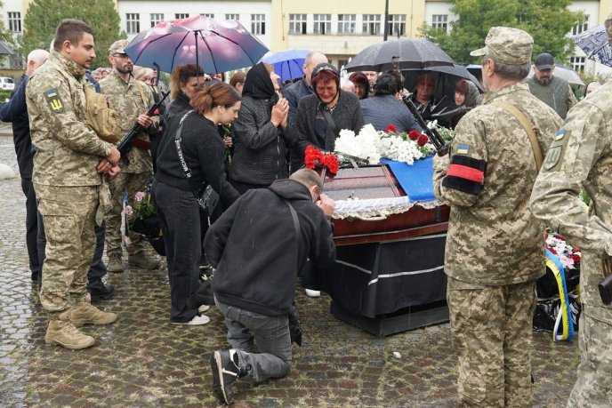Ужгород попрощався із двома захисниками, які загинули в один день – 08