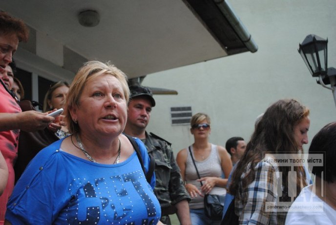 Сьогодні Мукачево мітингувало: сотні жінок перекрили дорогу та вимагали не забирати чоловіків у армію (ФОТО) – 29