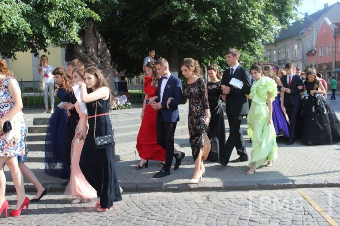 Випускники загальноосвітніх шкіл Мукачева пройшли ходою по місту  – 06