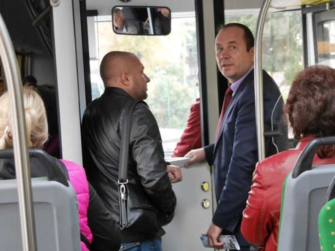 В Ужгороді новий автобус не зміг проїхати під залізничним мостом – 04