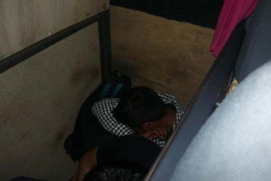 На Закарпатті затримали двох мешканців Івано-Франківщини, які перевозили нелегалів у дерев’яних дошках – 01