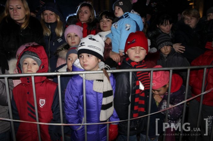 У Мукачеві засяяли вогні головної новорічної ялинки міста – 12