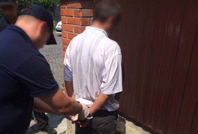 У Мукачеві патрульні виявили у мокрих кишенях затриманого наркотики – 05