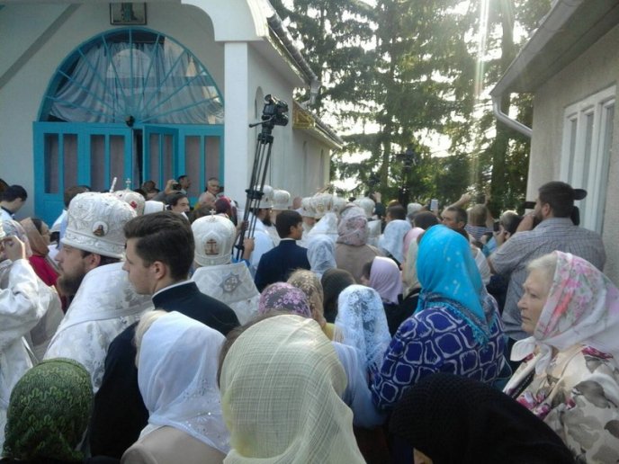 На Закарпаття привезли ковчег із мощами одного з найбільш шанованих святих – 04