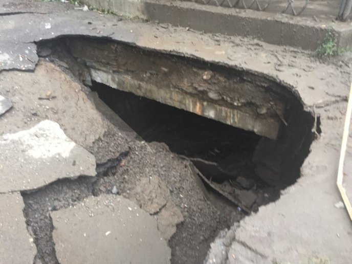 Посеред мосту утворилося величезне провалля – 03