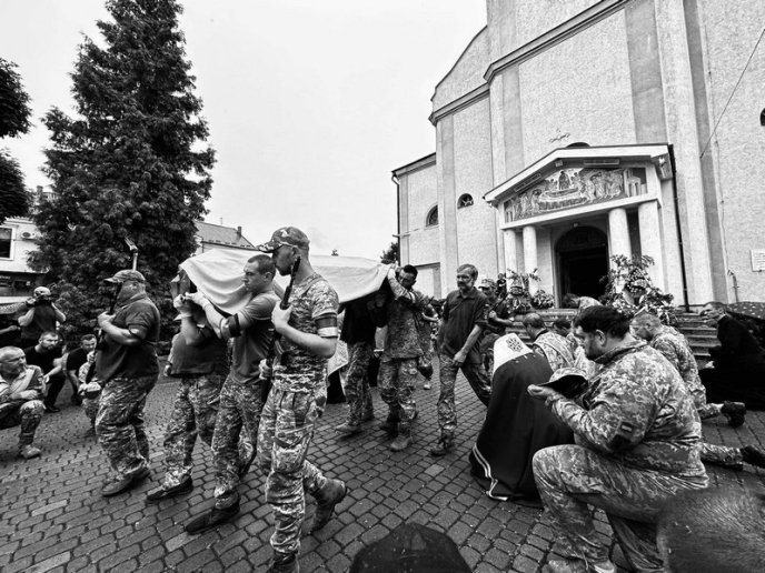 До війни працював будівельником: Мукачево попрощалось із загиблим Героєм – 04