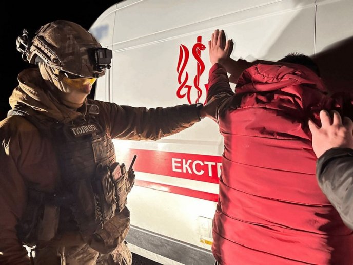 Ухилянти в "швидкій": на Закарпатті вигадали новий спосіб переправлення чоловіків за кордон – 03 Ухилянти в "швидкій": на Закарпатті вигадали новий спосіб переправлення чоловіків за кордон – 03