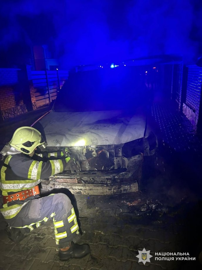 У Мукачеві підпалили автомобіль підприємця: правоохоронці показали фото – 02 У Мукачеві підпалили автомобіль підприємця: правоохоронці показали фото – 02