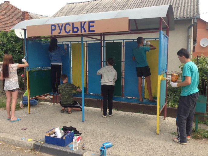 В селі Ракошино вказівник та автобусні зупинки перефарбували у кольори національного прапору України (ФОТО) – 18