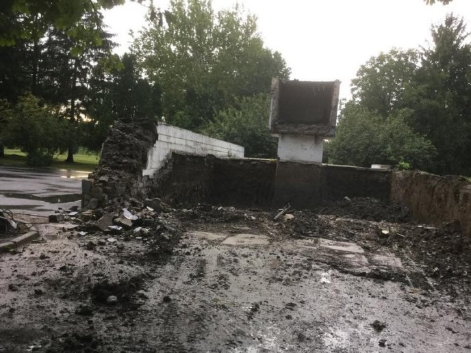 Меморіал у парку "Перемога" в Мукачеві почали знищувати на очах – 01