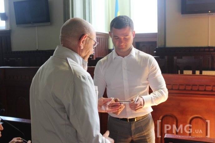 Почесним городянам вручили перші картки мукачівця   – 09 Почесним городянам вручили перші картки мукачівця   – 09