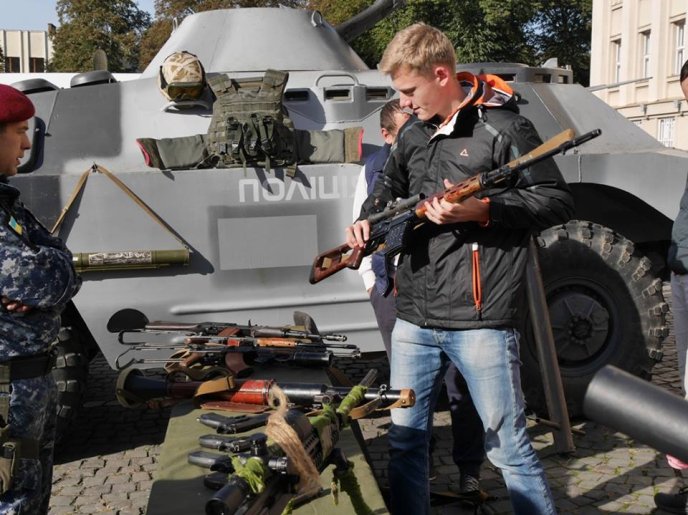 Біля Закарпатської ОДА з’явилась військова техніка – 08