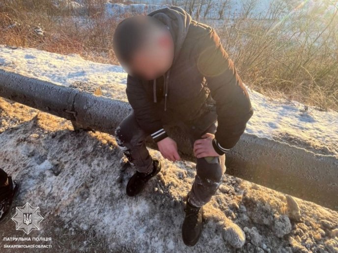 Утікач успіху не мав / фото: Патрульна поліція Закарпаття