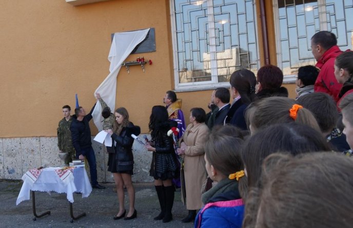 В Ужгороді відкрили меморіальну дошку загиблому два роки тому в зоні АТО Ігорю Розлуцькому – 05 В Ужгороді відкрили меморіальну дошку загиблому два роки тому в зоні АТО Ігорю Розлуцькому – 05