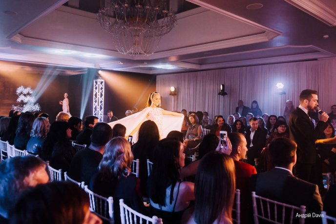 Мода заради життя: на Закарпатті відбувся ІІІ-й благодійний показ мод дизайнерки Роксолани Новак – 138