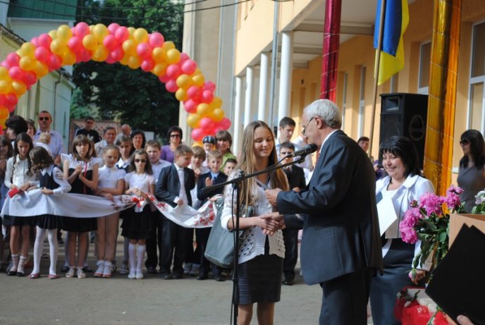 Для одинадцятикласників Мукачева пролунав останній дзвоник (ФОТОРЕПОРТАЖ) – 08 Для одинадцятикласників Мукачева пролунав останній дзвоник (ФОТОРЕПОРТАЖ) – 08