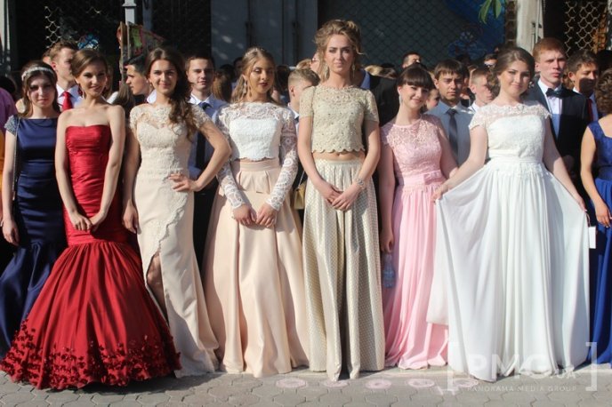 На центральній площі Мукачева проходить "Свято випускників – 2016"  – 09