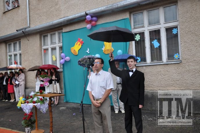 Свято "Останнього дзвоника" зібрало у Мукачівській ЗОШ №7 багато гостей (ФОТОРЕПОРТАЖ) – 30