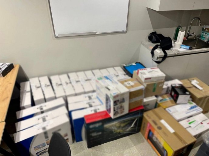 На Закарпатті киянин організував масштабну шахрайську схему. Поліція затримала учасників банди – 05